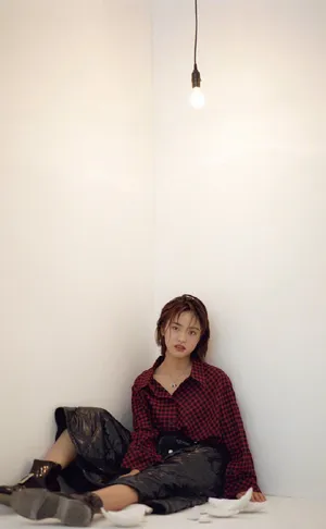 沈月甜美灵动时尚写着图片_5