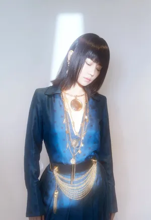 谭卓简约优雅有型写真图片_1