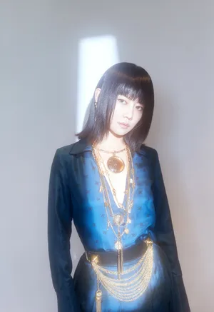 谭卓简约优雅有型写真图片_2