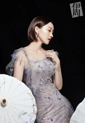 练练伊周杂志性感写真图片
