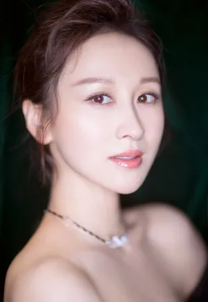 练练迷人锁骨性感活动照图片