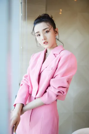 宋祖儿粉色短裙写真图片