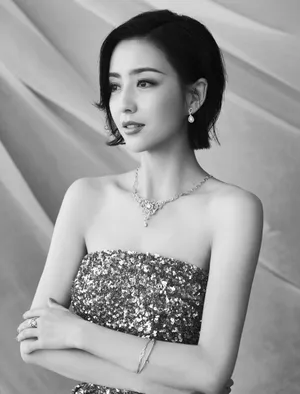 佟丽娅抹胸长裙性感写真图片