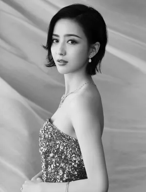 佟丽娅抹胸长裙性感写真图片