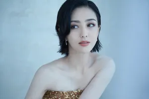 佟丽娅抹胸长裙性感写真图片_15