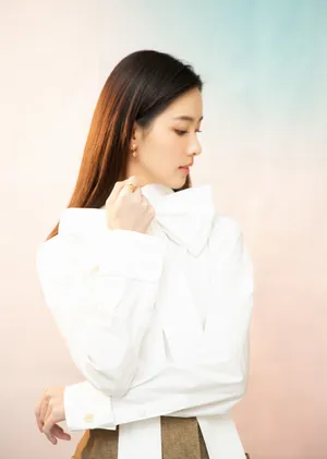 陈都灵清秀白衫写真图片_3