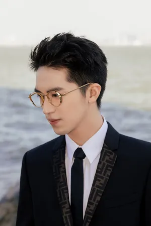许魏洲帅气儒雅写真图片_1