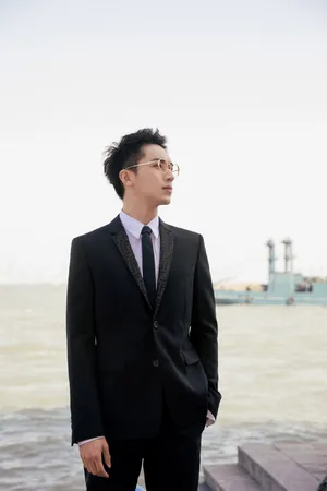 许魏洲帅气儒雅写真图片_8