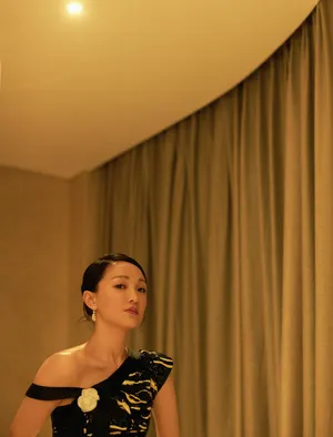 周迅时尚知性魅力写真图片_2