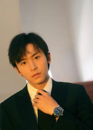 张哲瀚帅气有型西装写真图片_1