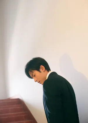 张哲瀚帅气有型西装写真图片_2