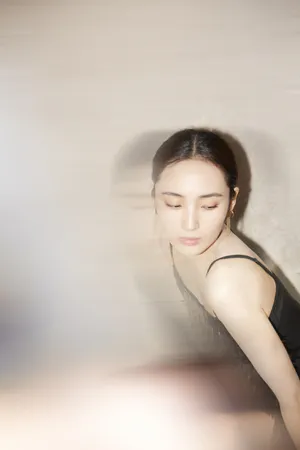 王紫璇光影质感写真图片_2