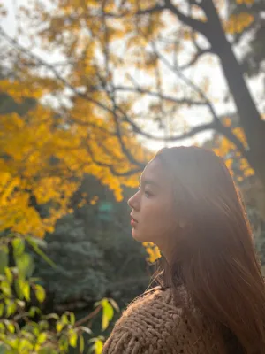 陈瑶唯美悠闲街拍照图片_6