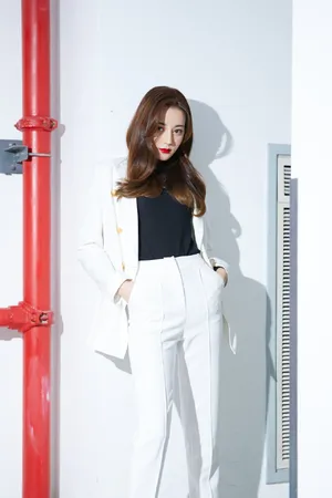 迪丽热巴白西装酷美写真图片_1