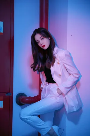 迪丽热巴白西装酷美写真图片_2