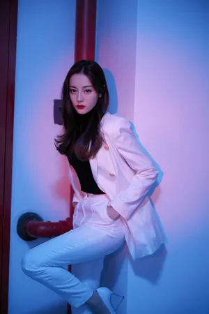 迪丽热巴白西装酷美写真图片_4