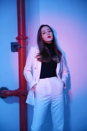 迪丽热巴白西装酷美写真图片_6