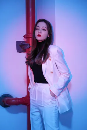 迪丽热巴白西装酷美写真图片_7
