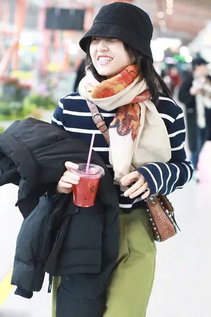 张子枫甜美私服街拍照图片