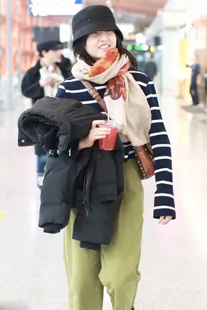 张子枫甜美私服街拍照图片_4