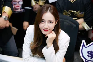 迪丽热巴干练酷美活动图片_1