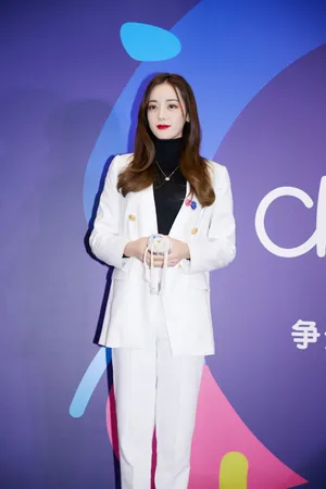 迪丽热巴干练酷美活动图片_7