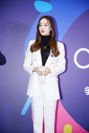 迪丽热巴干练酷美活动图片_8