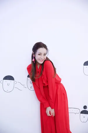 迪丽热巴红裙性感写真图片