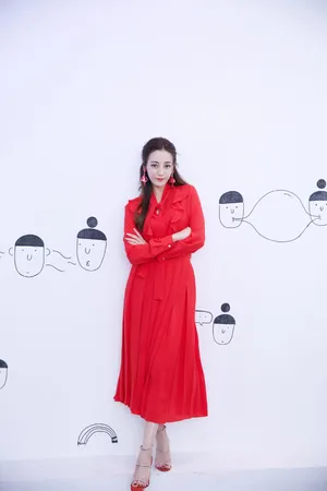 迪丽热巴红裙性感写真图片_2