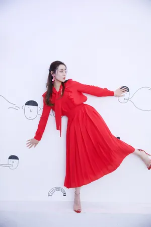 迪丽热巴红裙性感写真图片_3