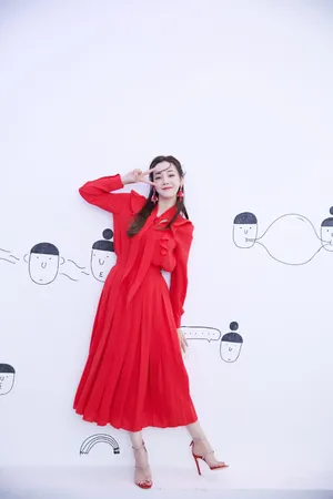 迪丽热巴红裙性感写真图片_4