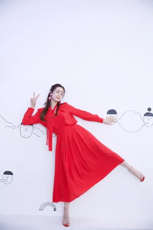 迪丽热巴红裙性感写真图片_5