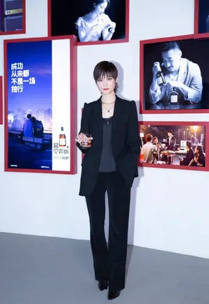 李宇春品牌活动照性感图片_2