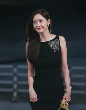 林允儿黑色礼裙性感图片_2