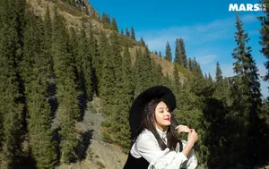 张含韵时尚复古写真大片_11