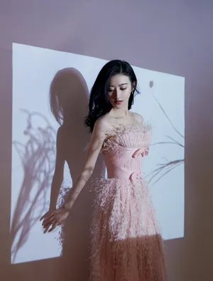 景甜粉裙甜美写真图片