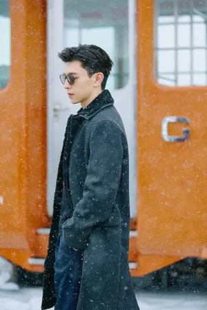 邓伦雪中酷黑造型写真图片_1