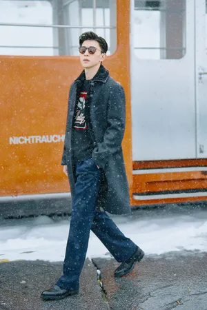 邓伦雪中酷黑造型写真图片_2