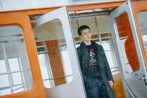 邓伦雪中酷黑造型写真图片_3