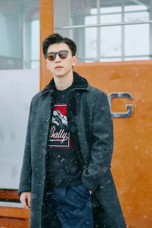 邓伦雪中酷黑造型写真图片_4