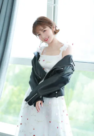 贡米甜美性感写真图片