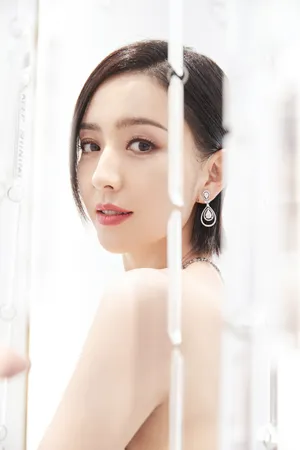佟丽娅抹胸裙性感写真图片