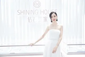 佟丽娅抹胸裙性感写真图片_2