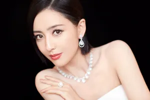 佟丽娅抹胸裙性感写真图片_5
