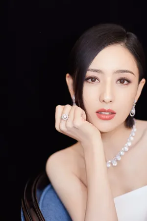 佟丽娅抹胸裙性感写真图片_7