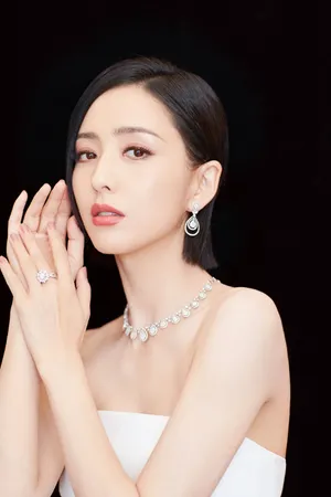 佟丽娅抹胸裙性感写真图片_9