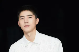 刘昊然黑色礼服绅士大方写真