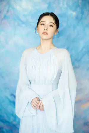 阚清子艾莎蓝水袖长裙性感图片_2