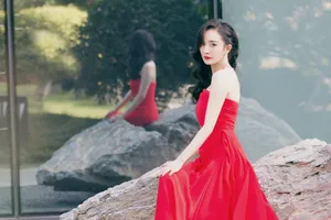 杨幂薄纱红裙性感写真图片