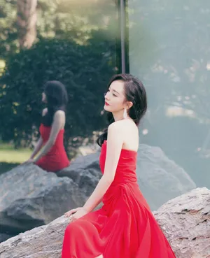 杨幂薄纱红裙性感写真图片_3